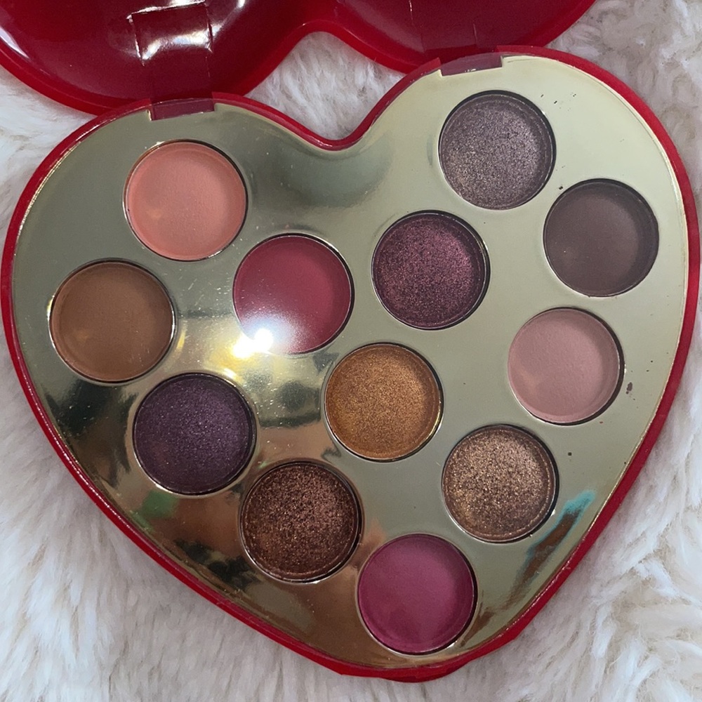 Heart eyeshadow pallet - Picture 3 of 3